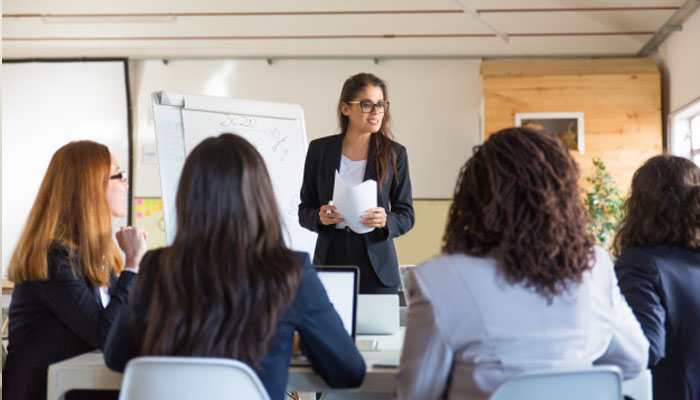 Woman Managing Her Colleagues | What can I learn from business management